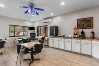 Super 8 by Wyndham Bloomington University Area Hôtels à : Bloomington