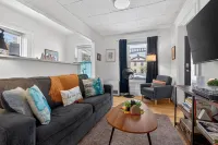 Downtown 1Br - 5 Min Walk to Church St Dining and Shops - 1st Floor & Parking