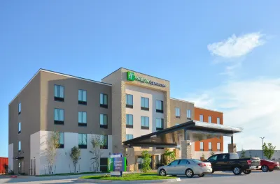 Holiday Inn Express & Suites OKLAHOMA CITY MID - ARPT AREA by IHG Hotels near Crossroads Mall