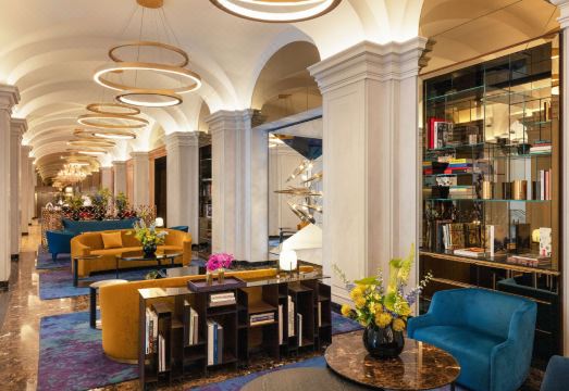 래플스 호텔의 예술적인 객실 디테일