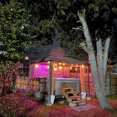 Cozy , spacious and comfortable house. Pet friendly! And close to everything!!!
