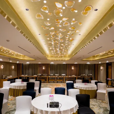 Gemini Continental, Hazratganj