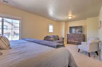 'Blue Sky Get-a-Way' Townhome w/ Patio, Grill - parking