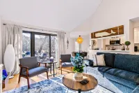 Sleeps 6 @ New Seabury w/ Pool - All Season Modern Condo!