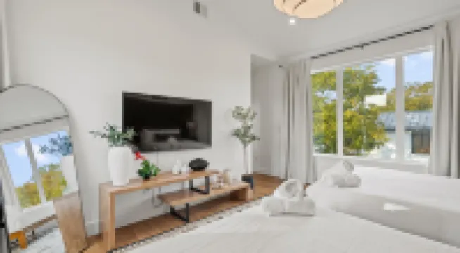 Private Pool and Hot Tub Oasis - Stunning Low-Allergen Retreat