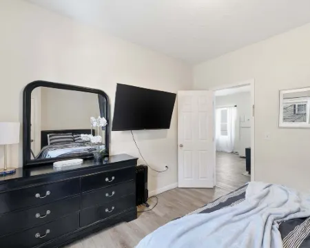 Cozy Adventure Filled Escape Free Parking 2 Bedroom Apts Hotels in Worcester