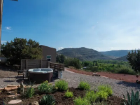 Stargazer Bungalow Near Sedona • Pool • Hot Tub • King Bed Hotels in Cornville