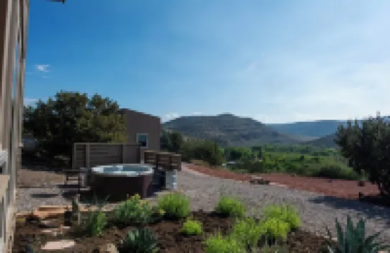 Hot Tub, Pool, King Bed, Views, Easy Access to Sedona Stargazer Bungalow!