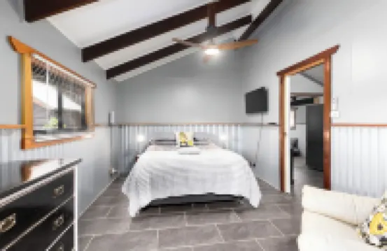 Secluded Getaway – Cabin & Barn Stay7 minutes from beautiful Valla beach