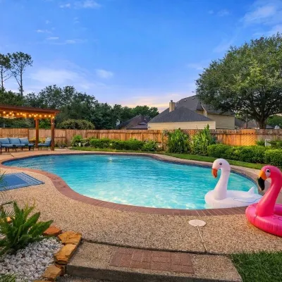 Amazing Bay Villa Near NASA with Pool & Pool Table Hotels near Space Center Houston