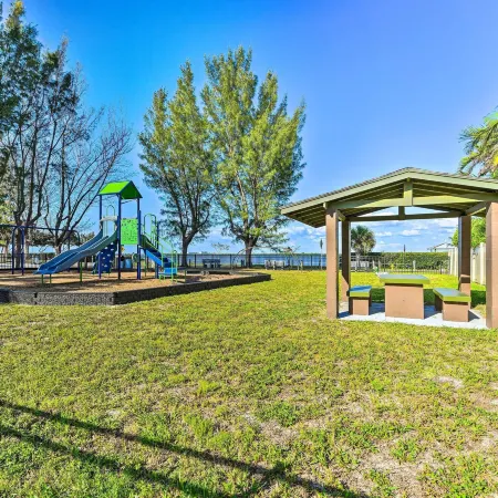 Steps to Ocean and Bay Bradenton Beach Townhome!