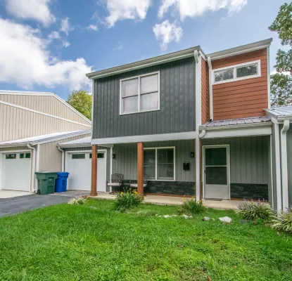 Charming 2BR Townhouse w Patio Walk to Main St - Kitchens