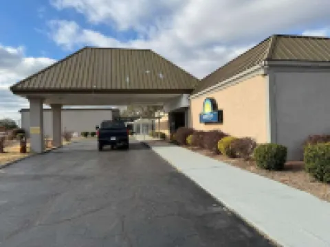 Days Inn by Wyndham Goldsboro Hotel a 