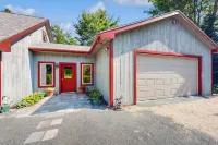 Secluded 2 BR Cottage w/ Private W/d, Wifi & Patio - Wifi