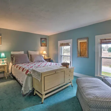 Vintage Farmhouse ~ 2 1/2 Mi to Mount Pleasant Ski