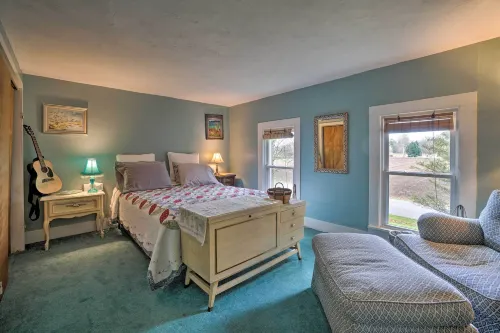 Vintage Farmhouse ~ 2 1/2 Mi to Mount Pleasant Ski - parking