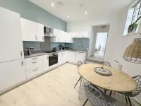 Courtyard Retreat - Apartments