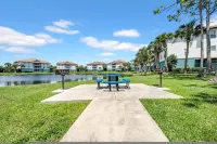 Vibrant 2Br2BA w King Bed Pool, Gym #11 - Homestays