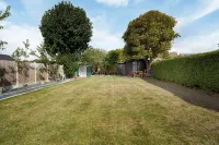Stylish 3-bedroom Bungalow in London