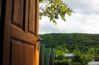 Rooms & Glamping Lana Haus - Hostales