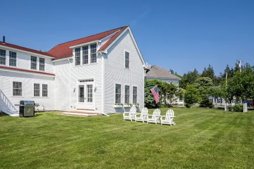 Dew Drop 2 Village Cottage, Steps to Harbor, Lawn & Boathouse