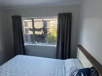 Spacious One-Bedroom with Private Bathroom – Aotea Hotels in Porirua