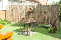 Charming 2-bedroom Apartment in Gqeberha With Garden Views Отели в г. 