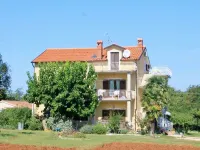 Green retreat near the coast Ξενοδοχεία στην πόλη Basanija