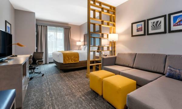 Comfort Inn & Suites Jacksonville - Orange Park Near Naval Air Station