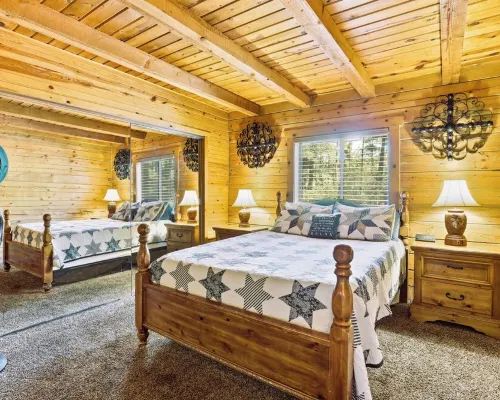 A Real Log Cabin in the Pines with a Huge Game Room and a Jacuzzi Tub! 派恩住宿飯店