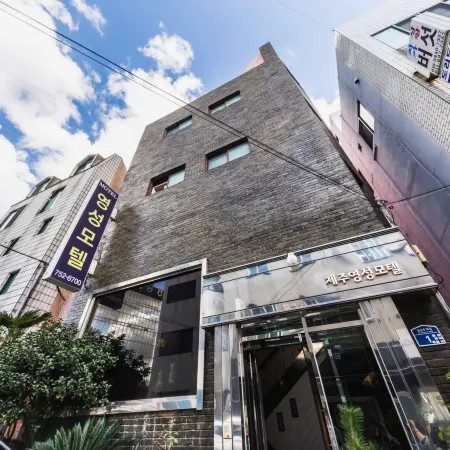 Jeju Yeongsung Motel Отели рядом с достопримечательностью «Парк Сарабон»