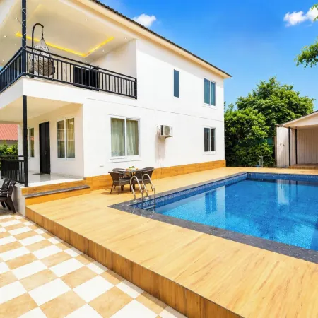 4 Bedroom Farmhouse With Private Pool In Noida