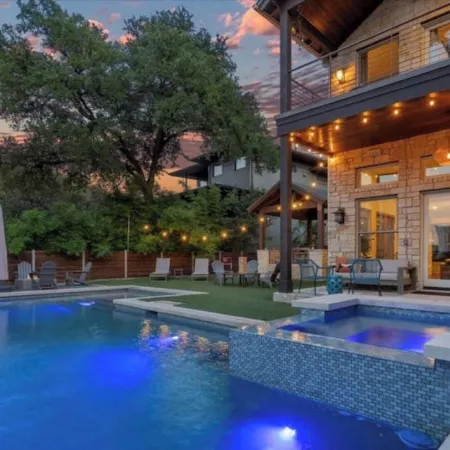 Downtown Heated Pool Hot Tub Gym Skyline View