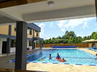 Peaks Hotel Nanyuki - С бассейном