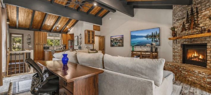Free Ski Shuttle, Lake, Beach, Fire Place, Pet Friendly, Traeger, 2 Balconies Hotels in Washoe County