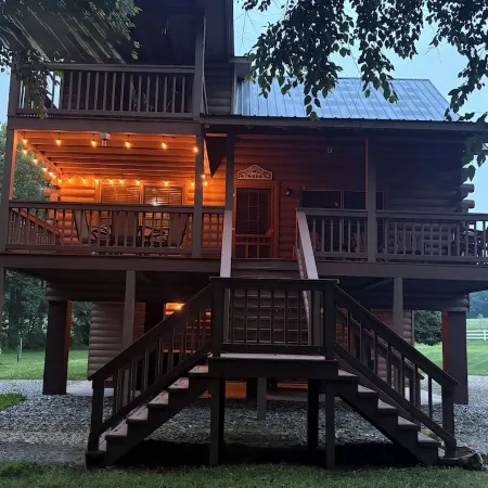 River Front Log Cabin- Hot Tub-Tubing on the River, Pet Friendly.