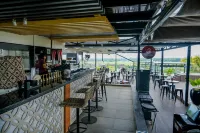 Platinum Adisucipto Hotel & Conference Center - bar