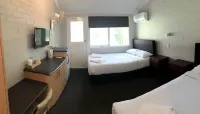 Bateau Bay Hotel - 3-Star