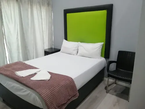 Romantic Retreat Private Room with Shared Pool in Gqeberh - 2성급
