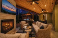 No Stairs Sleeps 10 Outdoor TV, Fire Pit, Pets - 3 estrellas