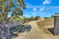 Hill Country Hideaway Modern Barndominium for 6 - 4성급