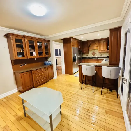 Top Executive 10 bedroom Home Near Airport
