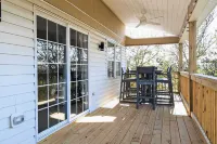 Coastal 4BR Retreat Hot tub Water Views Deck Pet-friendly - 3 étoiles