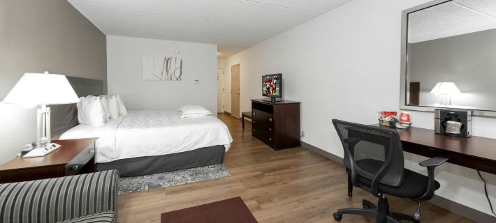 Red Roof PLUS+ Woodbridge - Carteret Hotels in Middlesex County