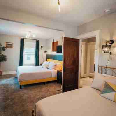 KC Home Base: Westport Landing! 4 Kings 7 Beds Nightlife & Eats 16 Min to Chiefs Rooms