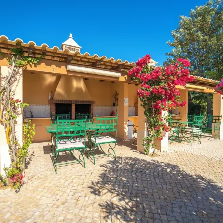 Apartamentos Monte Dos Avós, Albufeira by AlgarveBlossom