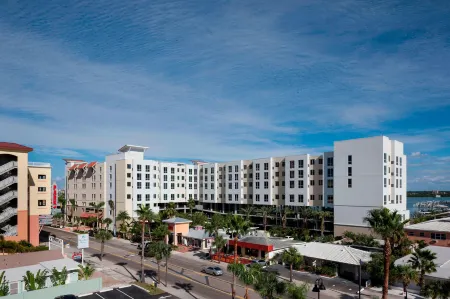 SpringHill Suites Clearwater Beach Отели рядом с достопримечательностью «Библиотека Клируотер Мейн»