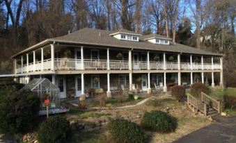 Calhoun House Inn & Suites