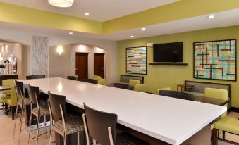 Holiday Inn Express & Suites Cincinnati-Blue Ash