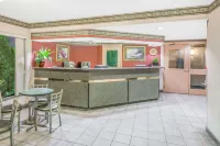 Super 8 by Wyndham Ambassador Bridge Windsor on
